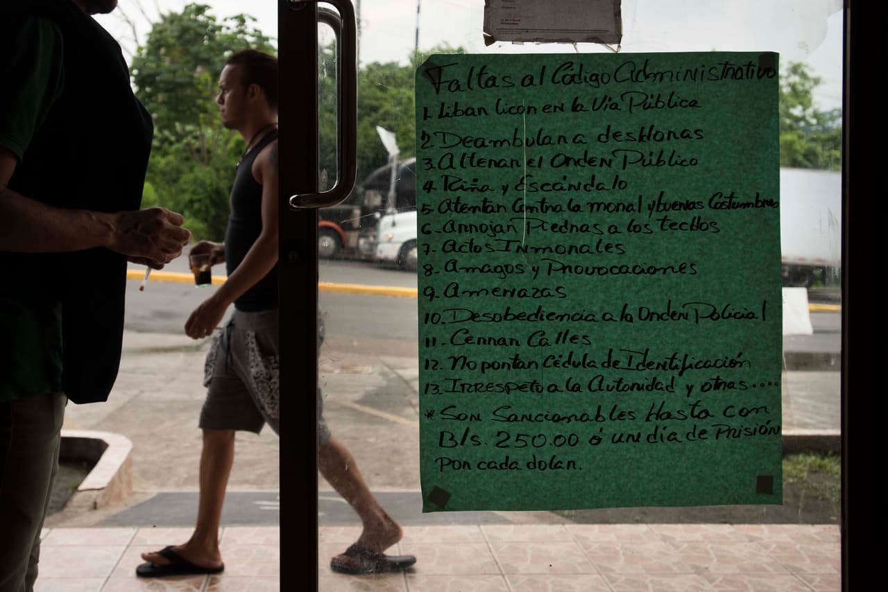 Este edificio abandonado de tres pisos ha servido de albergue a cientos de cubanos en los últimos meses.