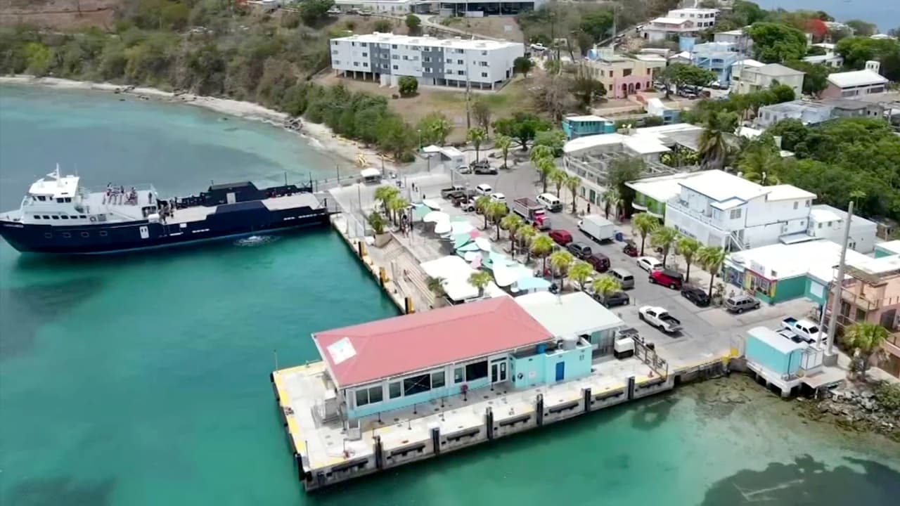 La isla Culebra tiene hermosas playas. Por muchos años el lugar estuvo ocupado por la Marina de Guerra de EEUU como un campo de entrenamiento militar. Tanques quedaron abandonados allí.