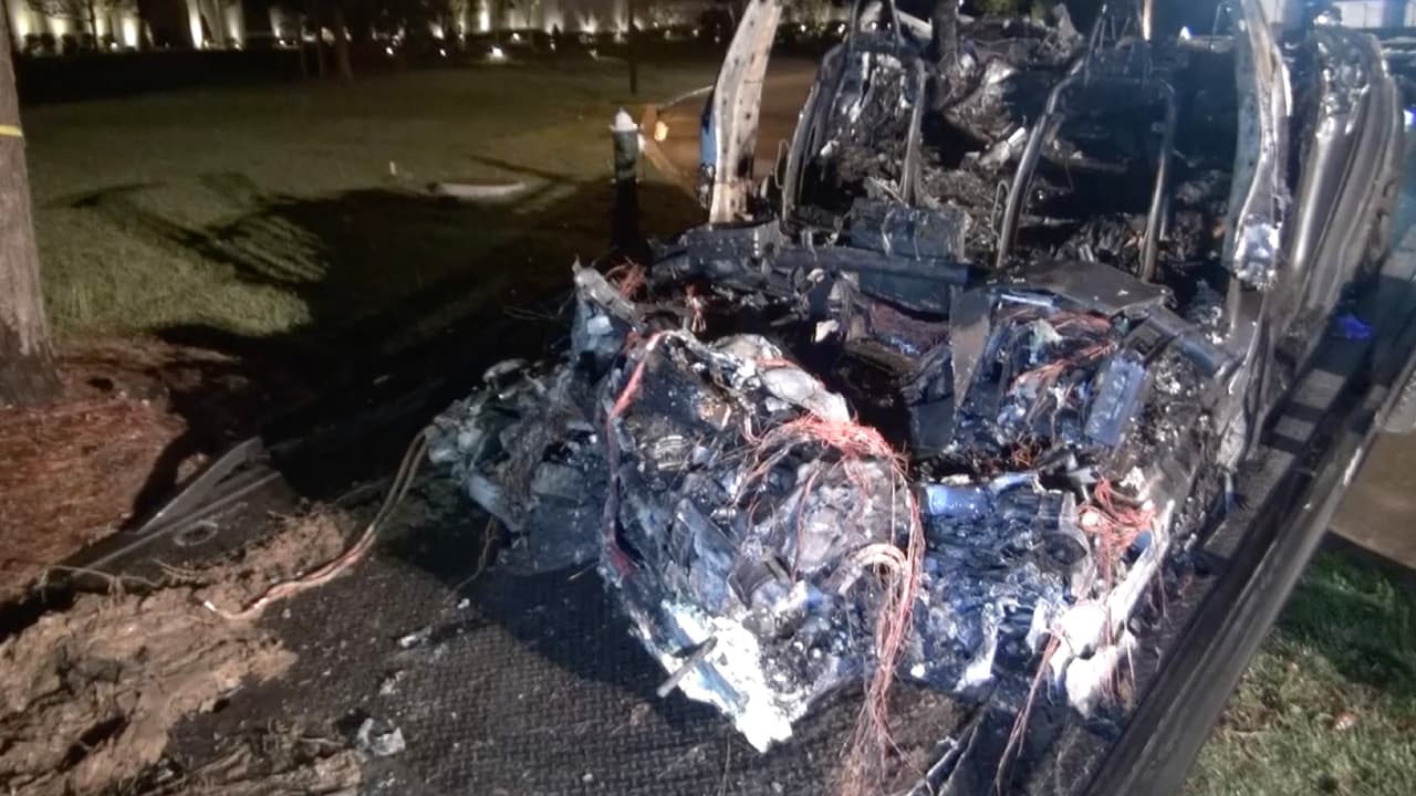 Las autoridades aseguraron que no había nadie en el asiento del piloto. Una de las víctimas estaba en el puesto del copiloto y el otro en el asiento trasero.