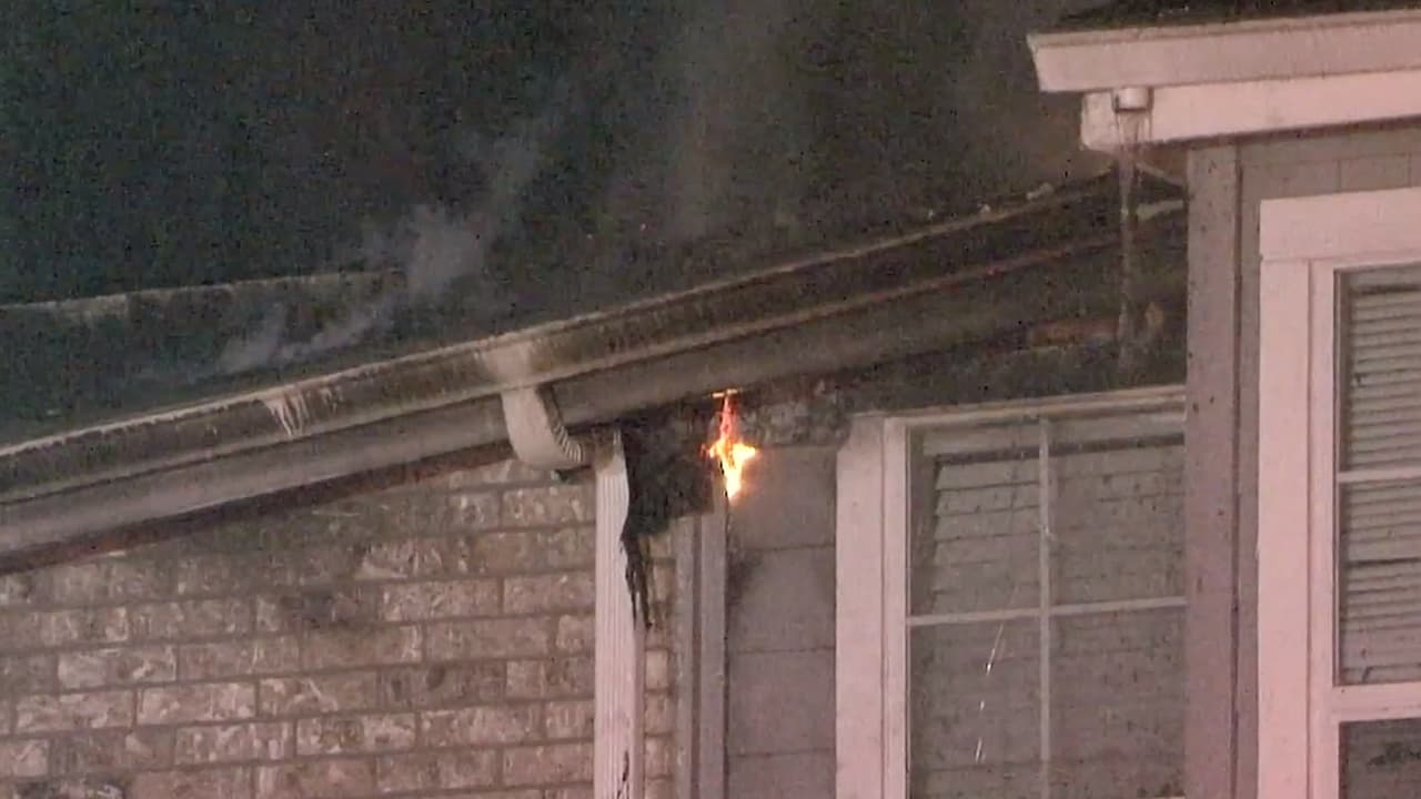 El Departamento de Bomberos de Houston (
<b><a href="https://twitter.com/HoustonFire" target="_blank">HFD)</a></b> atendió al reporte de un incendio en el compleo de apartamentos ubicado en en la cuadra 
<b><a href="https://www.google.com/maps/place/1600+Enclave+Pkwy,+Houston,+TX+77077/data=!4m2!3m1!1s0x8640dc6e108be2eb:0x5a711d27949e6683?sa=X&ved=2ahUKEwjB-ZjhqPzzAhWTSDABHVqHAW8Q8gF6BAgIEAE" target="_blank">1600 de Enclave.</a></b>