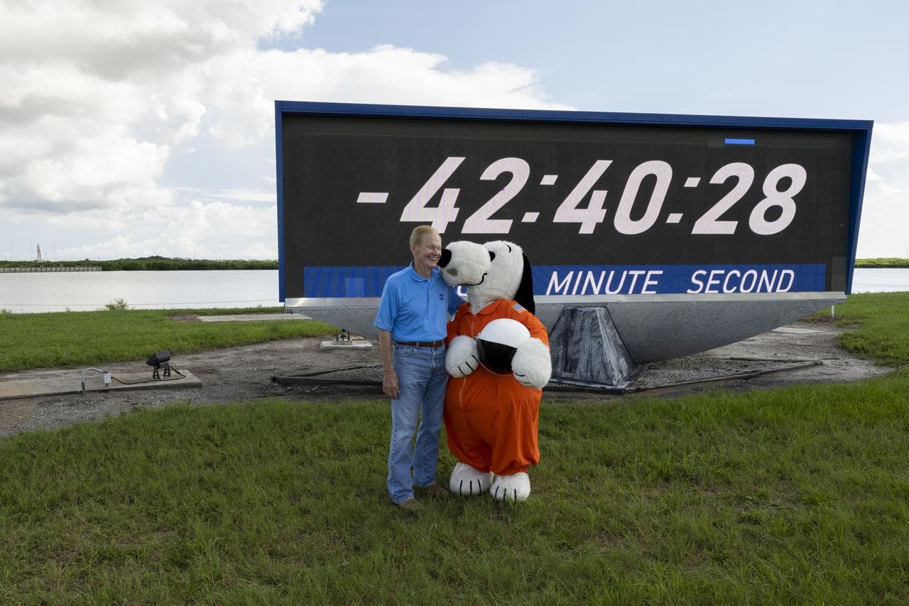 El administrador de la NASA, Bill Nelson, posa con una botarga de Snoopy el 27 de agosto de 2022 en el Centro Espacial Kennedy, en la costa de Florida.
<br>