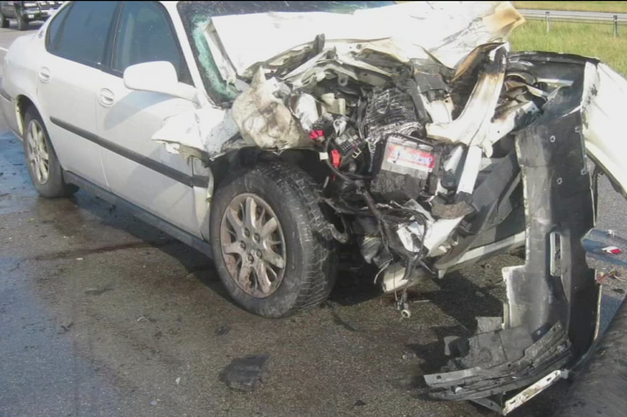 Así quedó el auto donde viajaba una niña mexicana, indocumentada de 4 años, tras un choque en el área de Sealy, Texas.