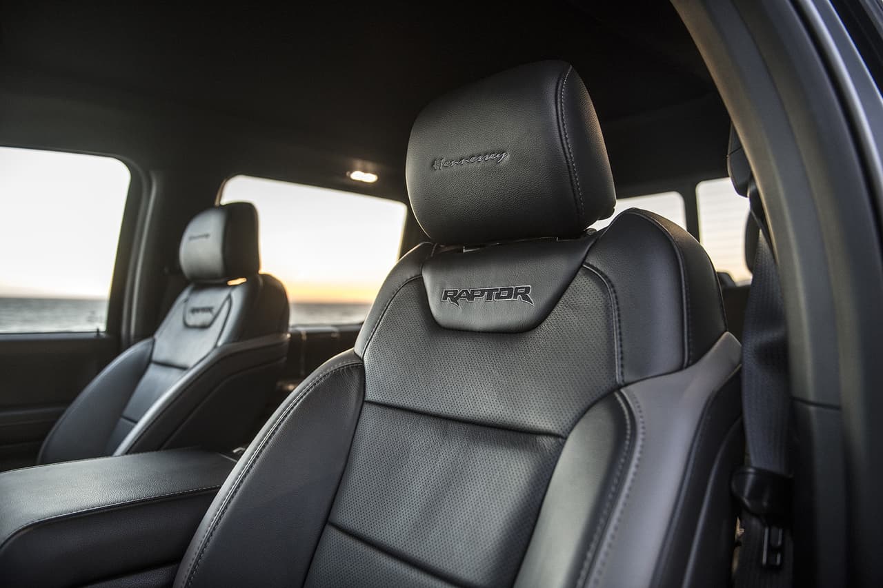 Los nombres de Raptor y Hennessey vienen grabados en cabaceras y respaldos de la Hennessey VelociRaptor 6x6.