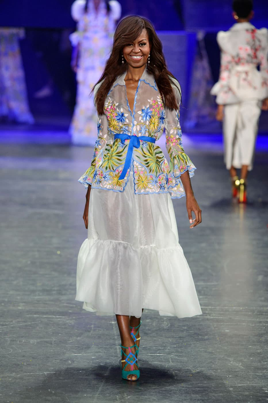 Sabemos que Michelle Obama es amante de esta silueta, una que corta el cuerpo a la cintura y que deja caer una amplia falda muy femenina. No nos sorprendería verla vestida con una versión de este vestido de muselina y flores bordadas. /Imaxtree