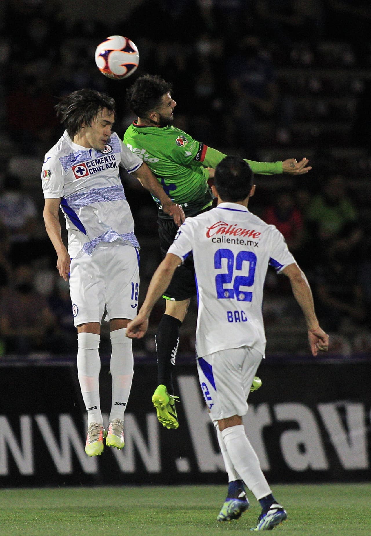 Un partido que perdió el rumbo por momentos ante los errores de ambas escuadras.