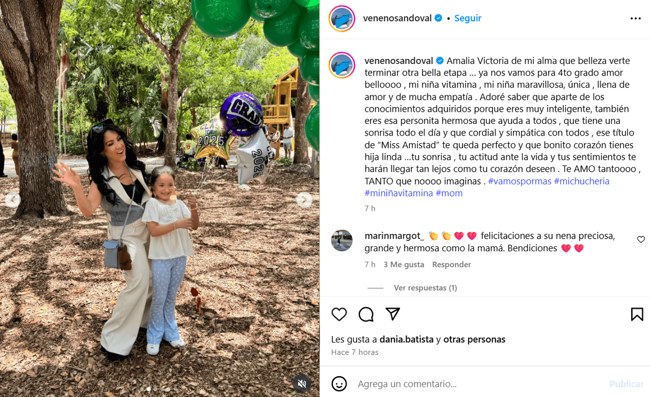 Carolina Sandoval con su hija Amalia durante su graduación.