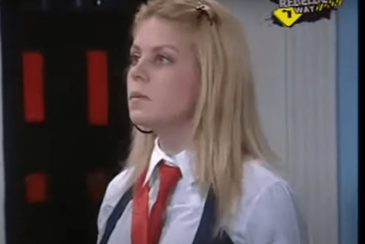 ‘Rebelde’ tuvo tanto éxito que 
<b>llegó a Portugal</b> con una adaptación en el 2008 que llevó el mismo nombre de la producción argentina. 
<br>
<br>Aquí, por cuestiones de adaptación y traducción, se perdió el apellido Colucci y Mía se apellidaba Rossi, a quien interpretó 
<b>Joana Anés.</b>