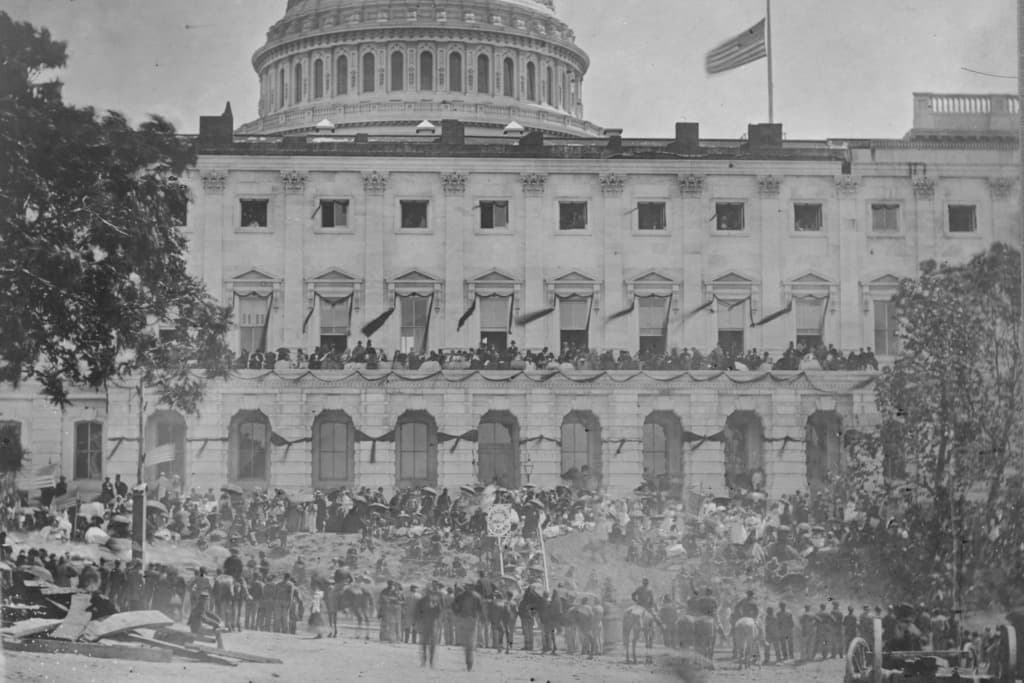 La gente observa desde el Capitolio de los Estados Unidos, durante la gran revista de los grandes ejércitos veteranos de Grant y Sherman, los días 23 y 24 de mayo de 1865, en Washington. (Matthew Brady/Biblioteca del Congreso vía AP)