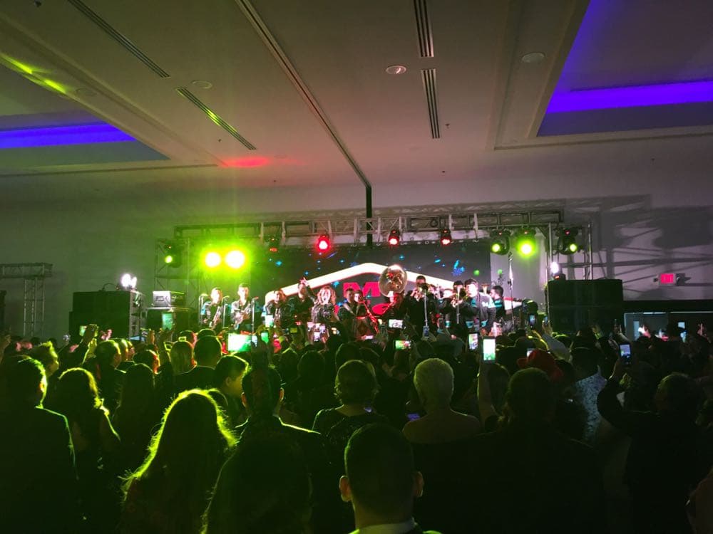 Chiquis Rivera puso el ambiente alegre y festivo de la noche, invitando al público a pararse para que cantaran y bailaran con ella algunas de sus canciones.