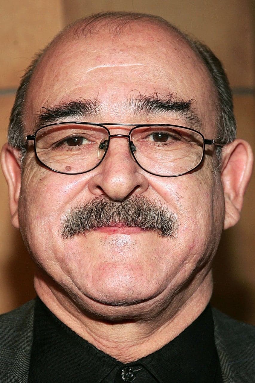 Él era un actor de cine y teatro que tras alistarse en el ejército se unió a una compañía teatral en San Diego. Lamentablemente murió el 7 de mayo de 2014, a los 71 años, en su casa en Hollywood. Su último rol fue en ‘Coming & going’ como Edoardo Ponti.