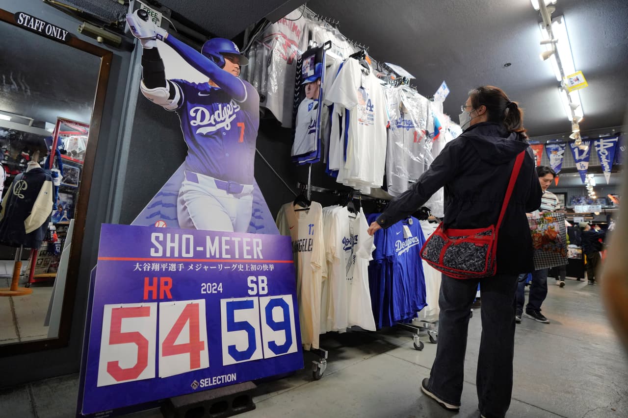 El nombre y la imagen de Ohtani están en todas partes en una tienda de deportes de Japón: en gorras, camisetas, jerseys, peluches, mientras todo Japón se prepara para ver a un héroe nacional en el escenario más importante del deporte.