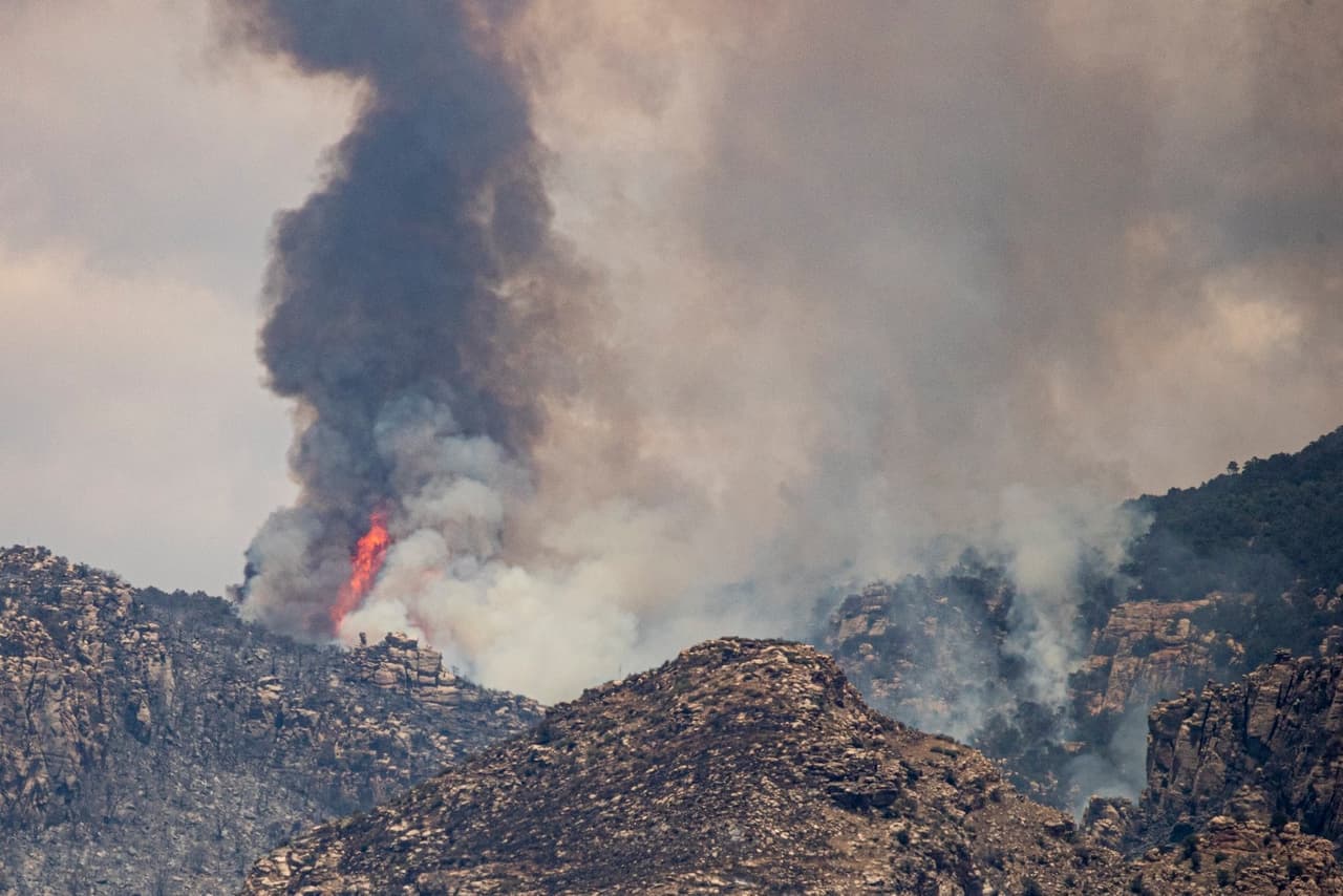 El Departamento del sheriff del condado de Pima anunció una orden de evacuación para un área cerca de Catalina el viernes 12 de junio. Todavía está vigente este domingo por la mañana. Los límites generales de la zona de evacuación son los límites del Servicio Forestal en el sur y el este. Southerland Trail en el oeste, y Rollins Road en el norte.