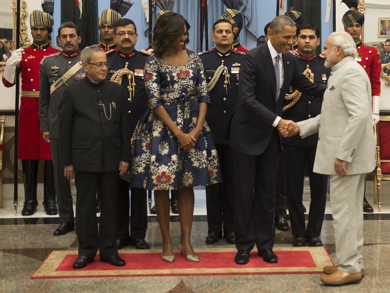 En 2015 en Nueva Delhi con el presidente de la India, Pranab Mukherjee, POTUS y FLOTUS saludan al primer ministro, Narendra Modi. En esta ocasión Michelle llevó un vestido floreado de Carolina Herrera.
