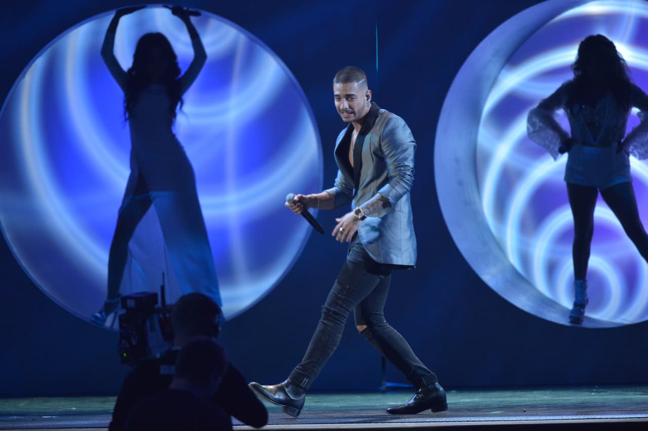 El cantante colombiano sorprendió a dueto con el tema 'Sin Contrato'.