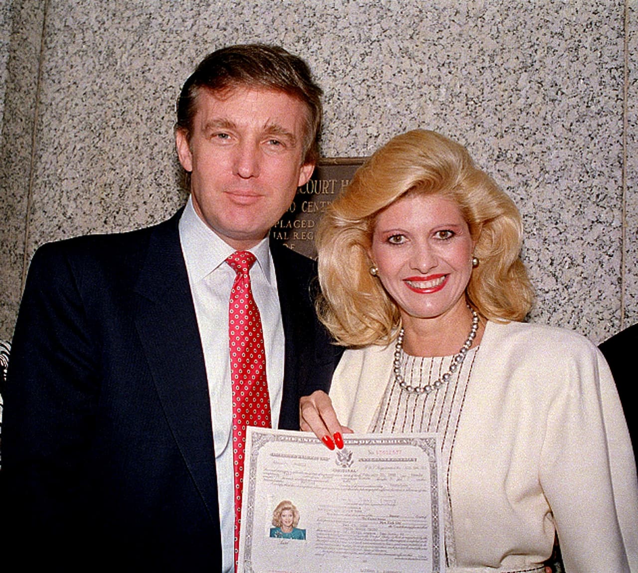 En la foto, Donald Trump e Ivana Trump, posan afuera del Tribunal Federal de Nueva York, después de que ella prestó juramento como ciudadana estadounidense, en mayo de 1988.
<br>
<br>