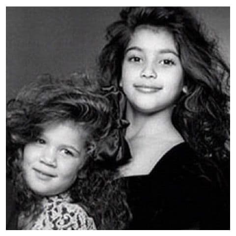 Totalmente diferentes lucían Kim y Khloé Kardashian antes del éxito que les trajo el programa 'Keeping up with the Kardashian'.