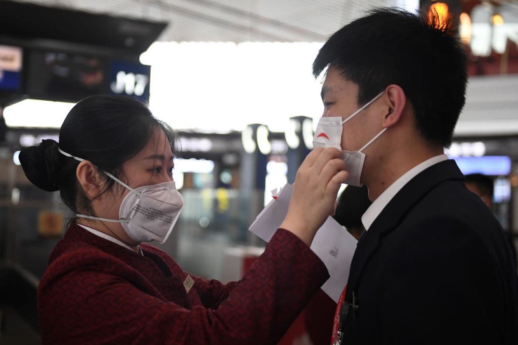 China pide a sobrecargos usar pañales durante vuelos para evitar contagio de covid-19