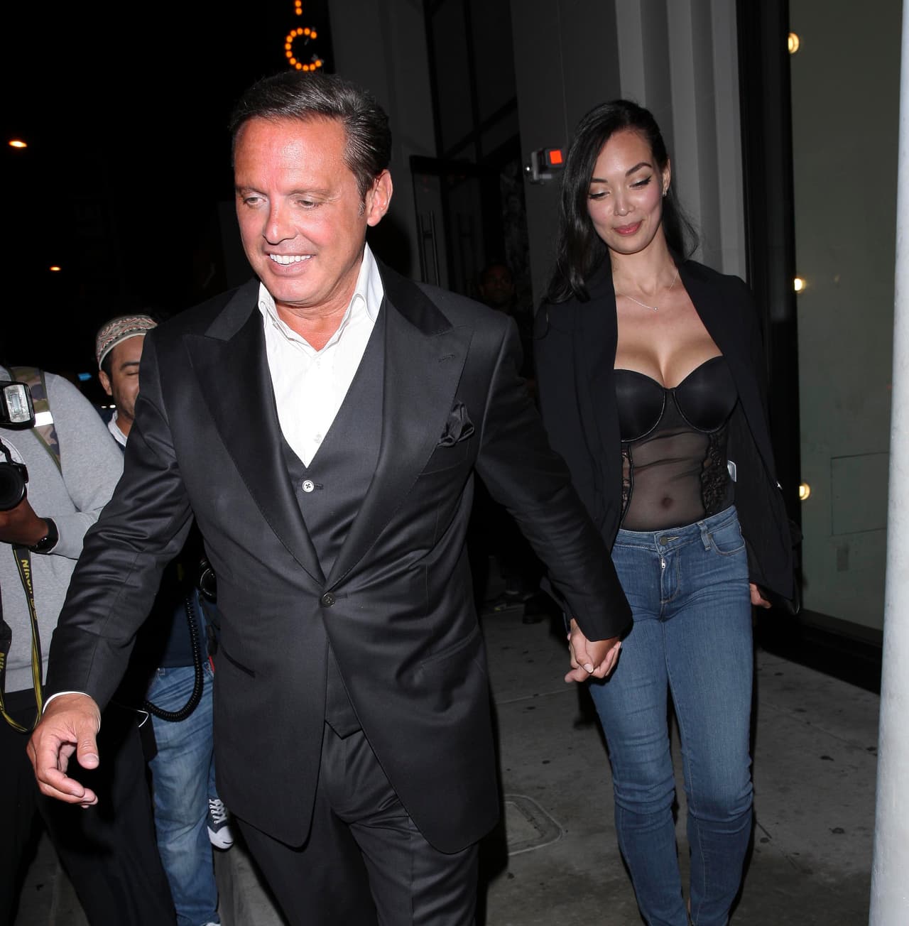 Luis Miguel y su nueva conquista se tomaron de las manos al salir del restaurante.