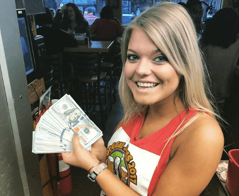 La increíble historia del cliente que dejó una propina de $10,000 por dos vasos de agua