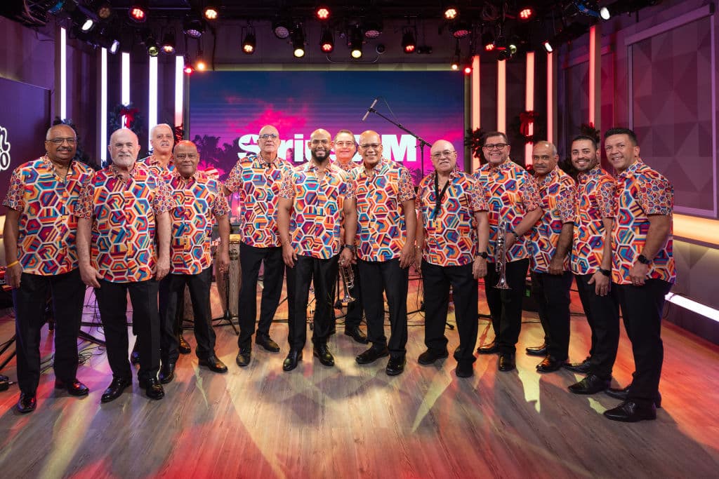 <b>El Gran Combo de Puerto Rico</b>, la legendaria orquesta que popularizó 
<b>el éxito 'Un verano en Nueva York' en el 1975</b>, también era 
<b><a href="https://www.univision.com/local/puerto-rico-wlii/bad-bunny-un-concierto-mas-aniversario-huracan-maria-solo-787-y-939-que-significa" target="_blank">esperada en el Coliseo José Miguel Agrelot, el 'Choliseo'</a></b>, para ese
<b> junte generacional con el tema</b>, algo que en esta ocasión no fue posible.