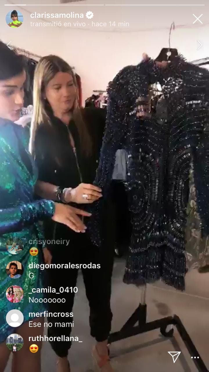 Claudia Zuleta le mostró otro vestido: uno corto, con manga larga y transparencias: "Que sexy. Está muy lindo", dijo Clarissa.