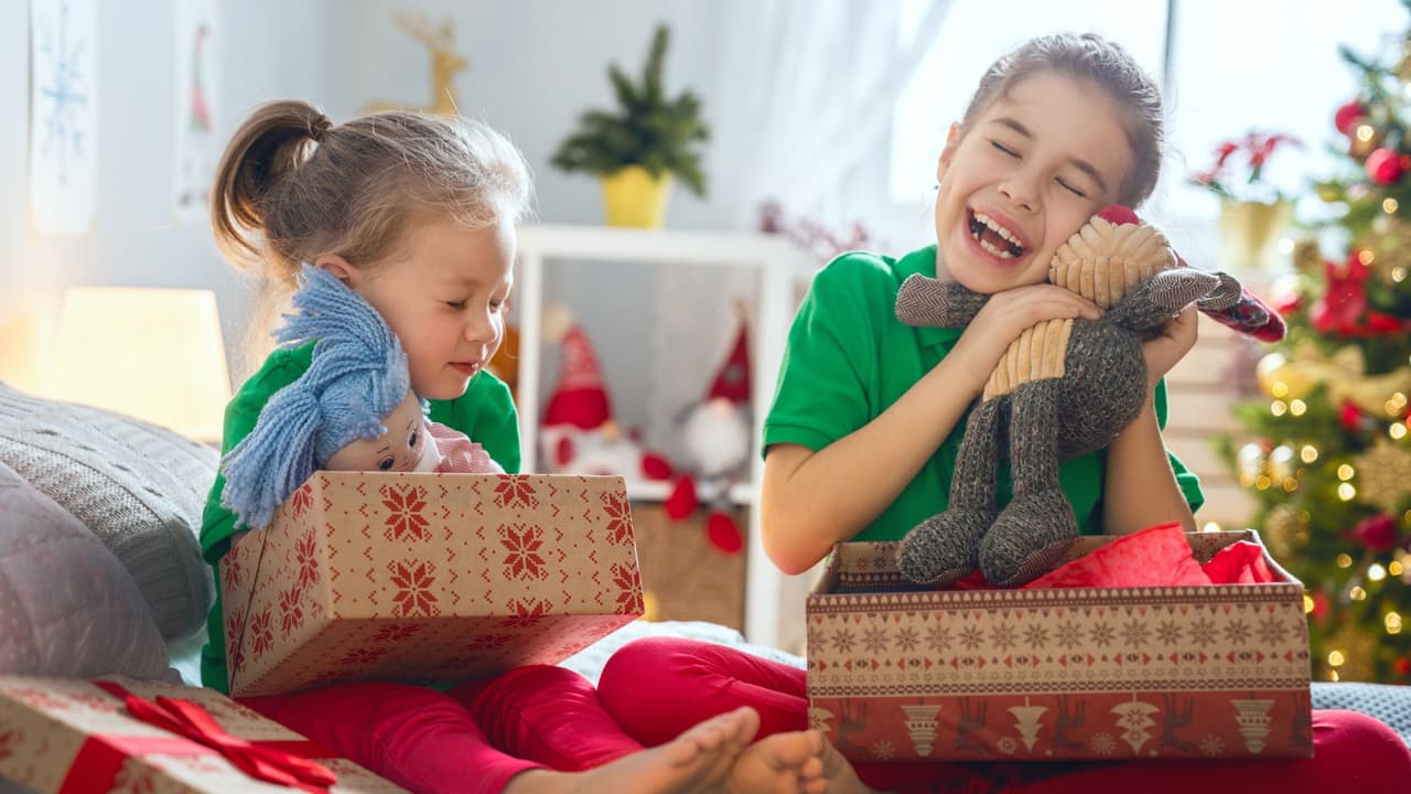 ¿Cuántos regalos deben recibir en realidad los niños? Darles todo no es lo ideal 