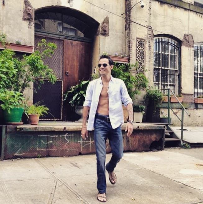 Además, está buenotote, aunque casi no presume su six pack, cuando lo hace deja claro que los flacos también tienen un gran encanto.