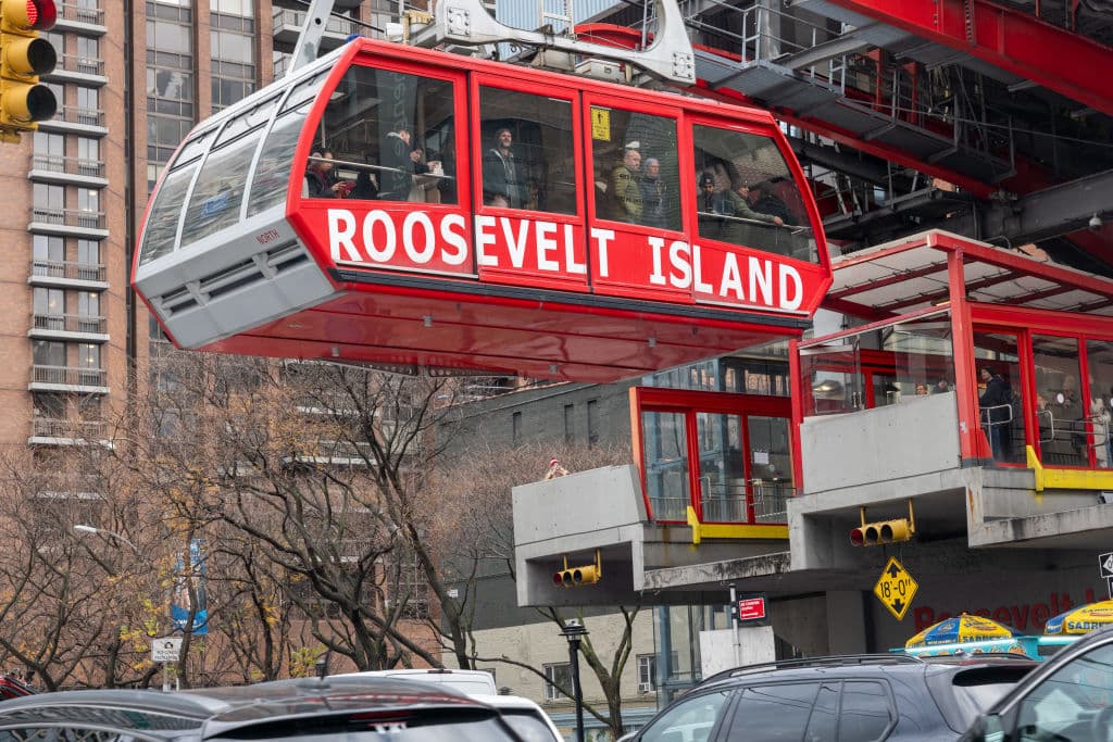 La autoridad encargada del teleférico, Roosevelt Island Operating Corporation (RIOC), no ha emitido declaraciones recientes sobre la propuesta de los residentes.