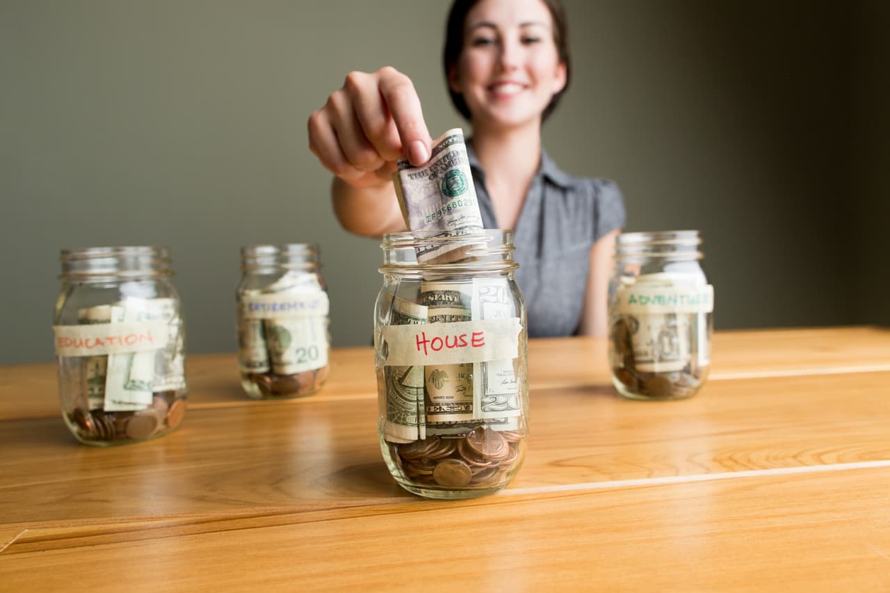 Las mejores inversiones debes hacerlas en negocios sólidos o en acciones seguras y cuentas de ahorro que produzcan intereses con poco riesgo.