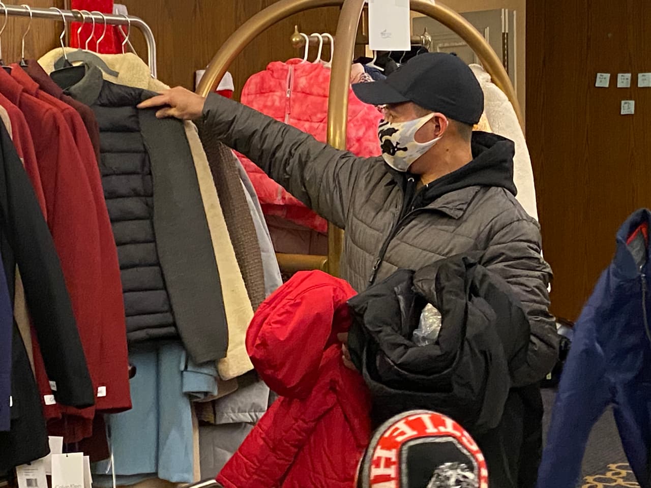 Hilco Global, que valora activos y da servicios de asesoría, donó más de 2,000 abrigos de invierno nuevos para hombres, mujeres, niñas y niños y 1,000 nuevos accesorios de invierno.
<br>