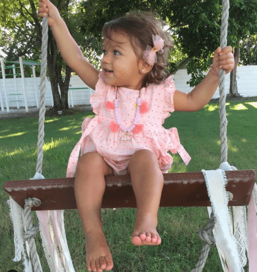 Siempre ha resaltado el color rosa entre sus prendas, como en esta fotografía en la que aparece usando un vestido con flores y un moño en su cabello.