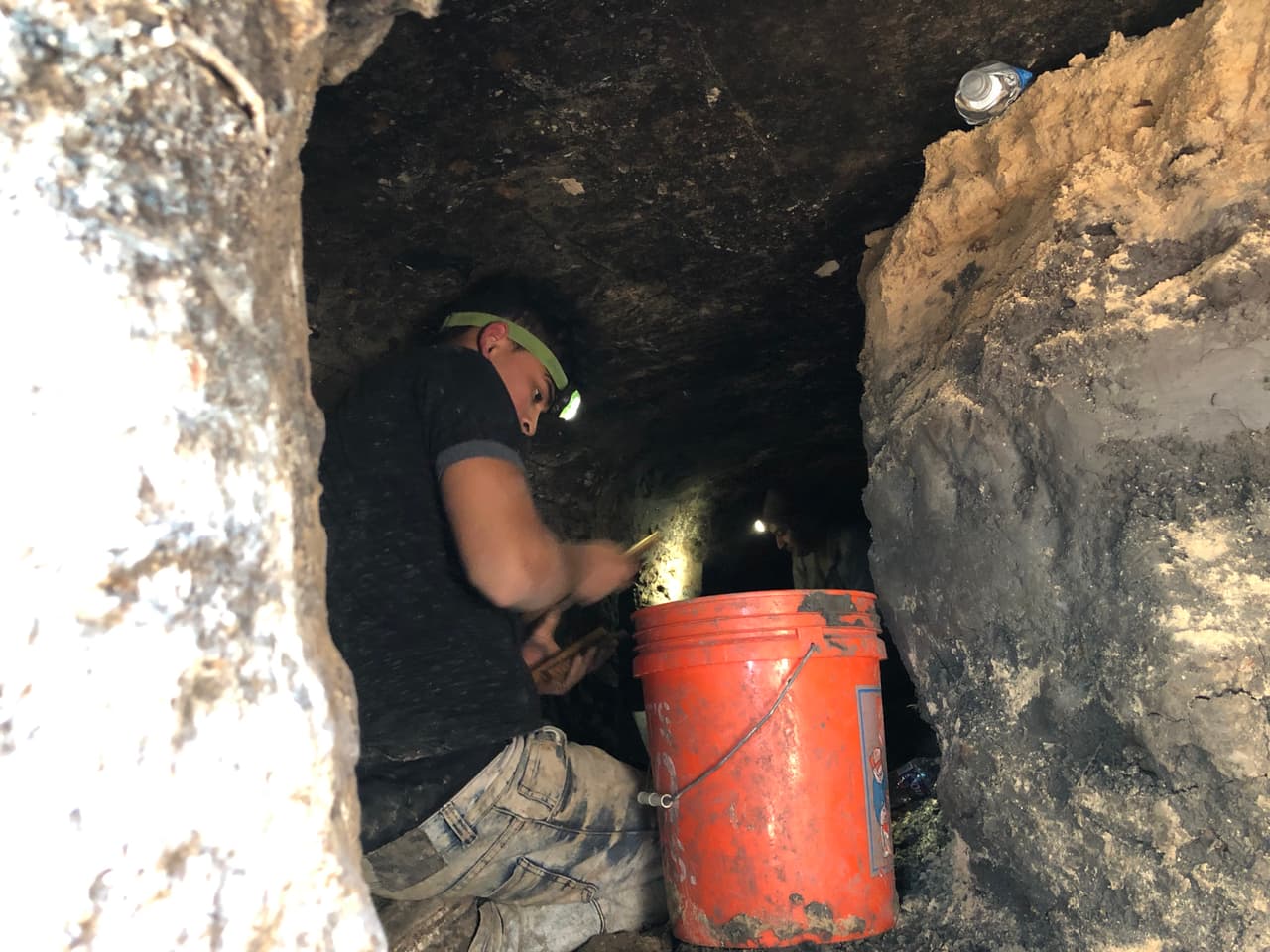 Al terminar los hoyos, un grupo de trabajadores excavaron para hacer túneles donde ingresaron todo el material que se necesita para elevar la casa.