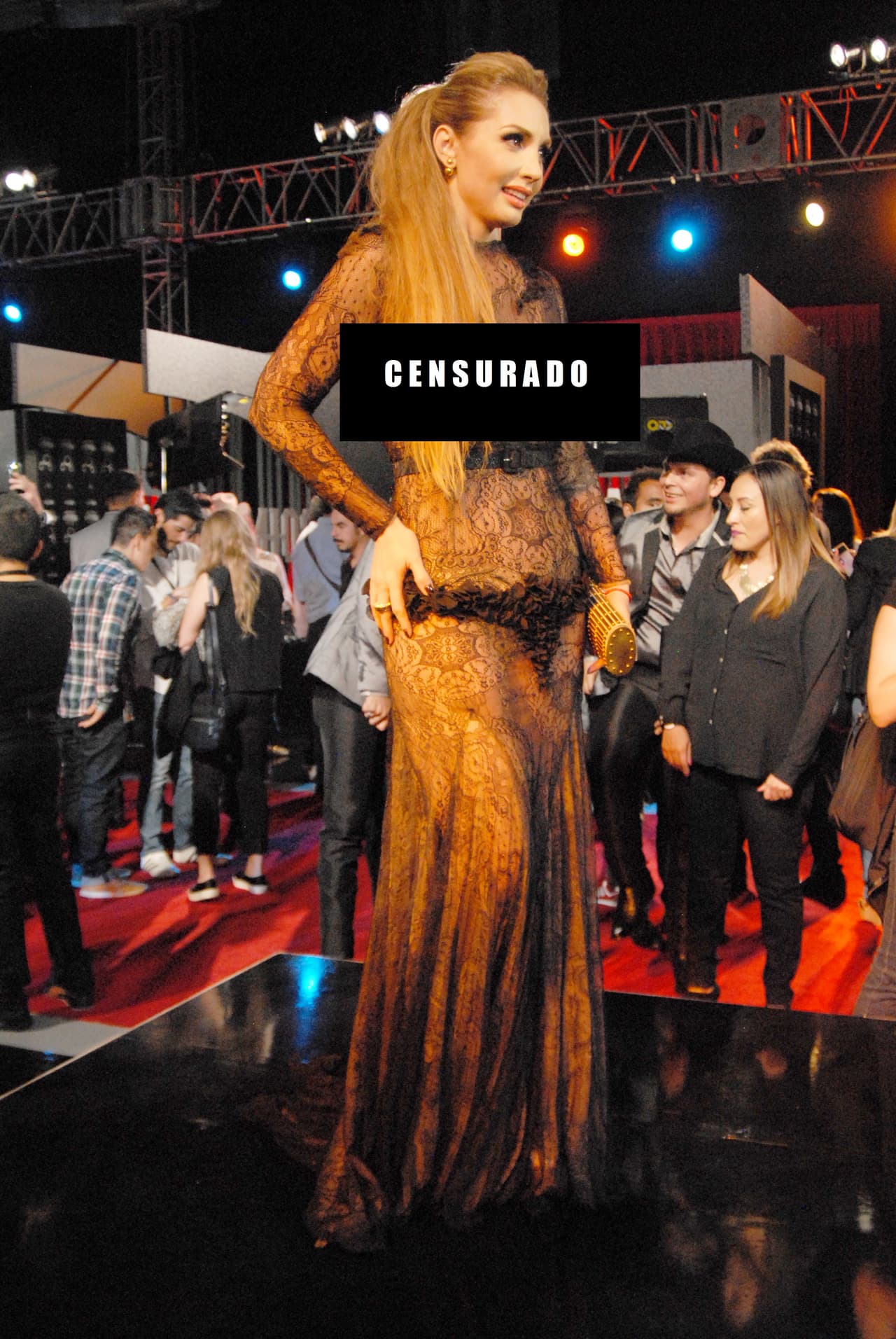 ¿Qué le pasó a Paty Navidad? Pareciera que se le acabó la tela del vestido. Eso sí, con esas transparencias dejó al descubierto sus lindas curvas.