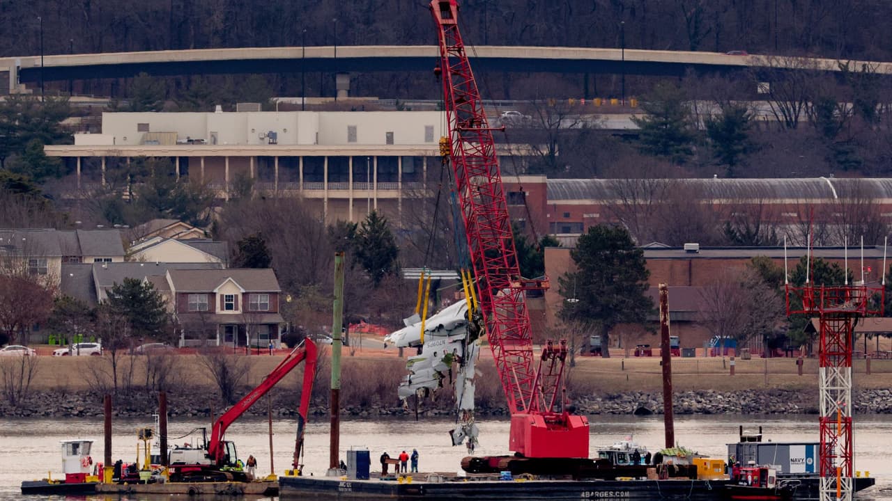 Helicóptero militar que chocó con avión en Washington DC volaba más alto de lo debido, según reporte