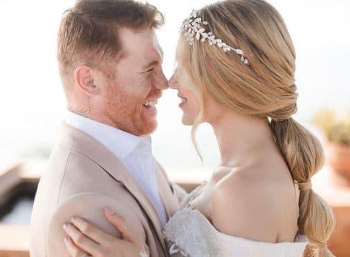 Cabe destacar que dos meses después fue la ceremonia religiosa en Guadalajara, México. Ahí, familiares y amigos de la pareja vivieron 
<a href="https://www.univision.com/shows/el-gordo-y-la-flaca/boda-saul-canelo-alvarez-y-fernanda-gomez-detalles">inolvidables momentos llenos de lujos</a>, pues a la fiesta acudieron artistas como Maná, Banda El Recodo, Los Ángeles Azules y hasta Prince Royce para amenizar el evento.