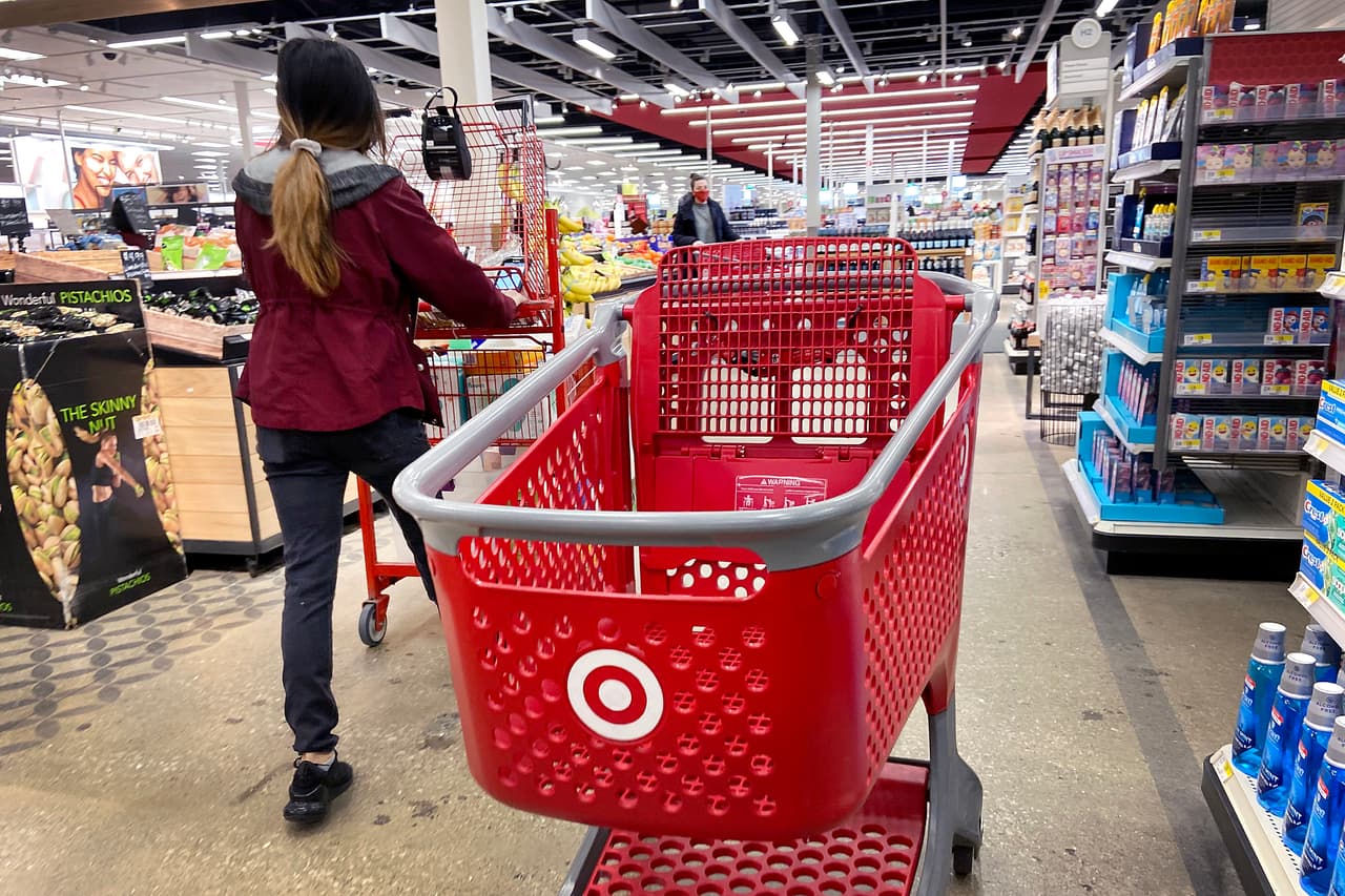 Target se unió a la lista de empresas que ya no exigen el uso de mascarillas para los clientes completamente vacunados.