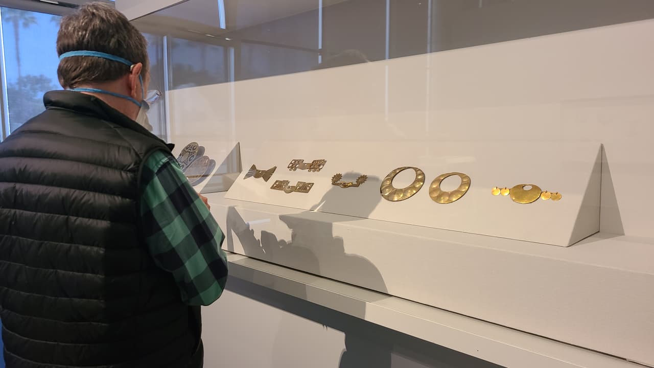 “No es una exposición sobre el oro, o el Dorado que es el concepto más famoso de Colombia antigua, y muchas exposiciones se han enfocado en el oro pero esta exposición no se enfoca en el oro, sino que tenemos una mezcla de oro, cerámica y textiles y de otros materiales que son igualmente importantes”, agregó Burtenshaw.