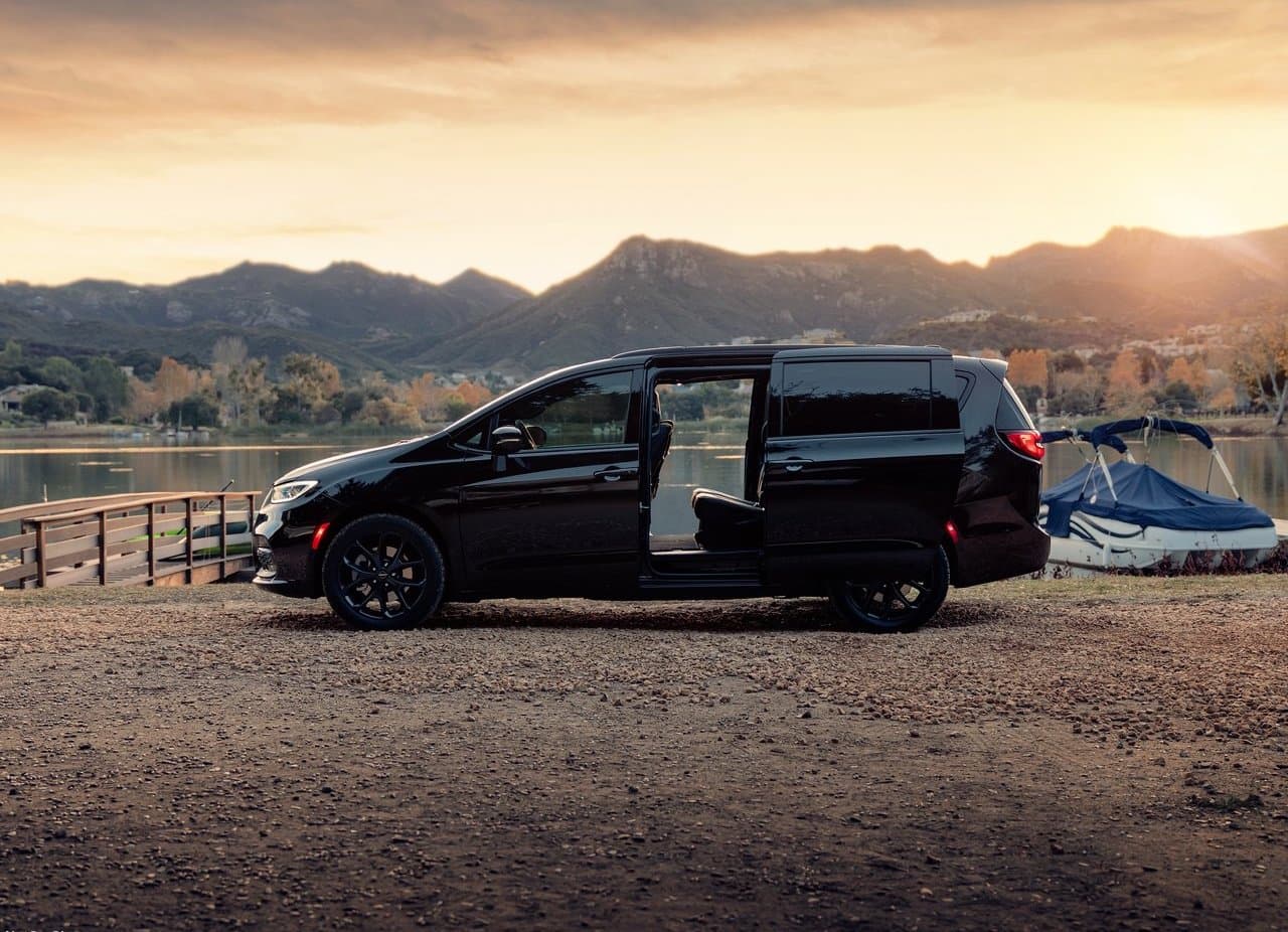 Todas las variantes de la Chrysler Pacifica 2021 también llegan con una amplia gama de características de seguridad: faros delanteros automáticos LED, limpiaparabrisas con sensor de lluvia, frenado automático de emergencia con detección de peatones, alerta de punto ciego y de tráfico cruzado trasero y control de velocidad crucero adaptativo.