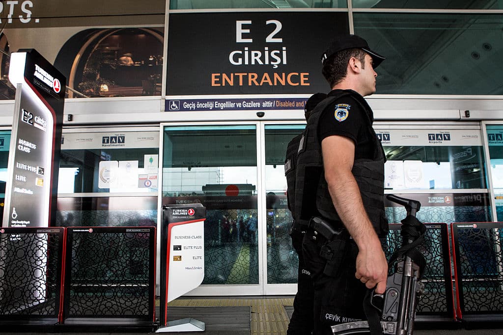 Detienen a 13 sospechosos relacionados con el ataque al aeropuerto de Estambul, incluidos 3 extranjeros