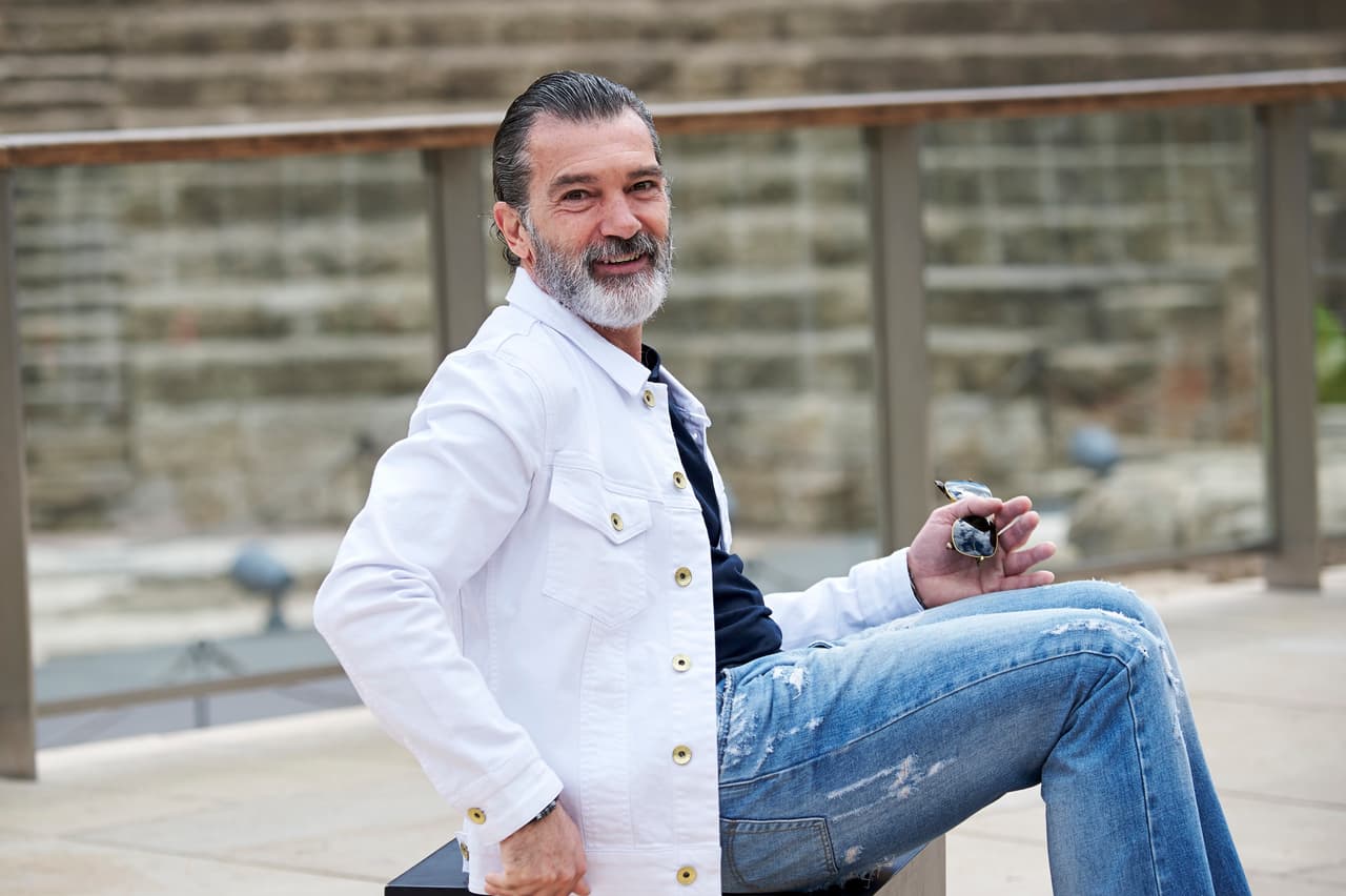 Antonio Banderas posa para la prensa antes de recibir el premio Biznaga de Oro Honorífica en el último día del Festival de Cine de Málaga, el sábado 25 de marzo.