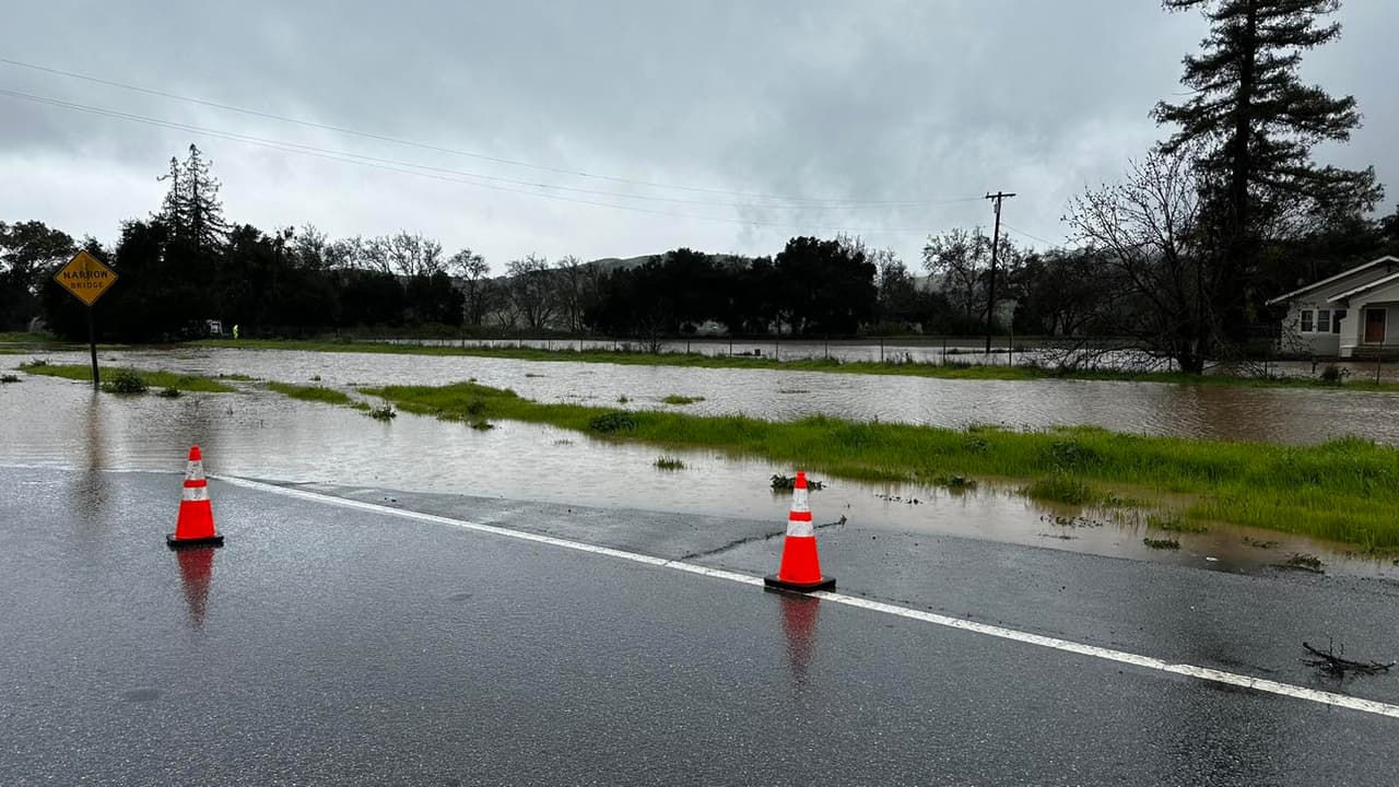 Los cierres se deben al desbordamiento del Uvas Creek, según informó la Patrulla de Caminos de California.
