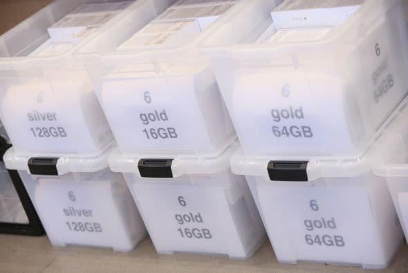 Cajas llenas de iPhone 6 separadas por los diferentes colores y capacidad de almacenamiento de las unidades de Apple.