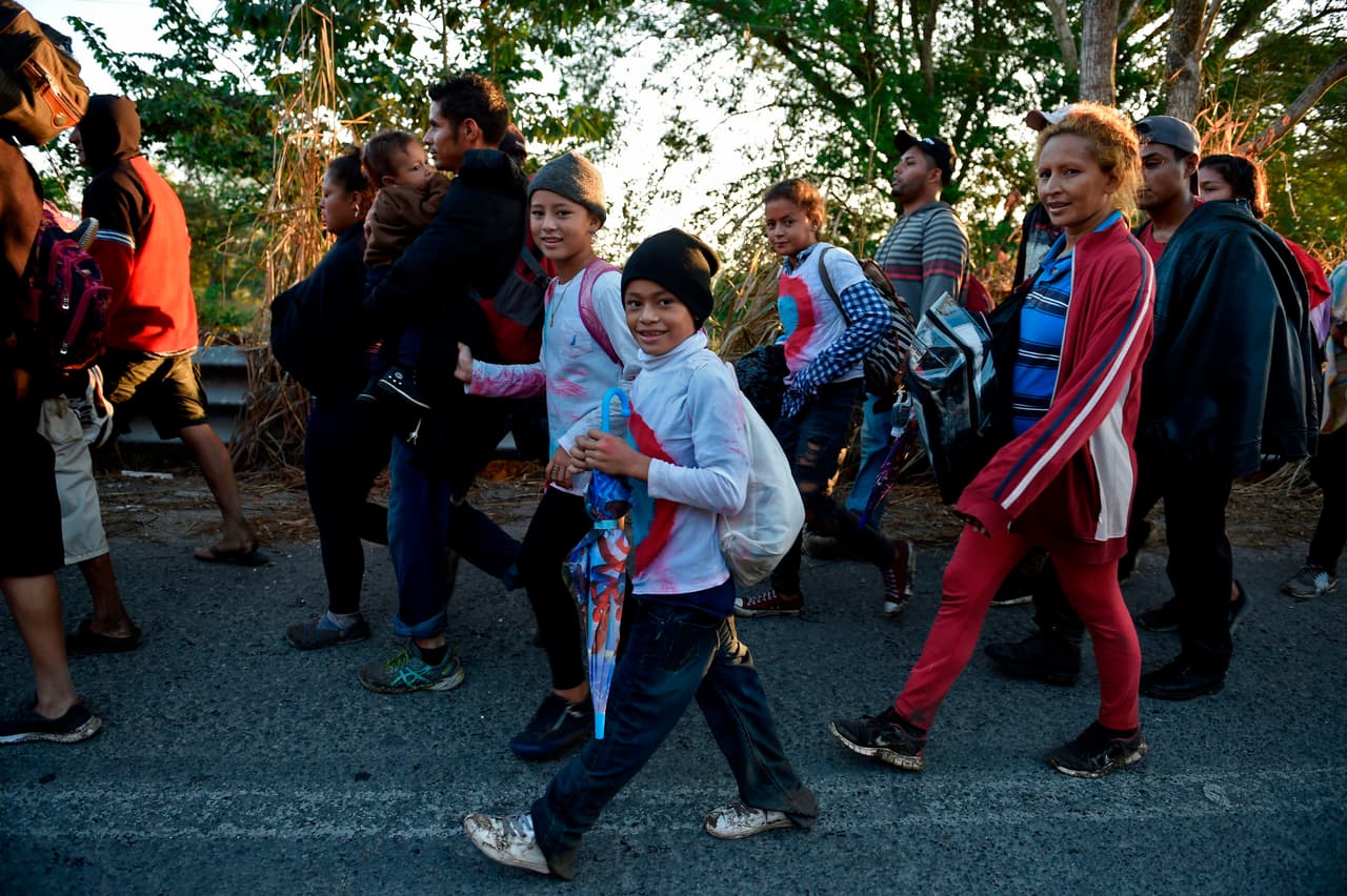 "¡Venimos de manera pacífica!", clamaban algunos, mientras en el nutrido grupo la consigna era entregarse si en el camino se encontraban con fuerzas de seguridad que les bloquearan el paso.