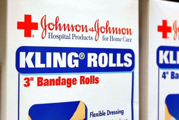 A mediados de enero pasado, la Administración de Alimentos y Medicinas de Estados Unidos (FDA, por sus siglas en inglés) advirtieron a Johnson & Johnson que podría ser multada y sancionada por vender bombas de insulina defectuosas y postergar la advertencia a los diabéticos de que podrían causarles lesiones graves. La autoridad ordenó a Animas Corp., filial de J&J, que elabore con premura un plan de rectificación por no haber informado de los fallos en un plazo de 30 días en los casos en los que las bombas causaron o contribuyeron a muertes o lesiones graves.