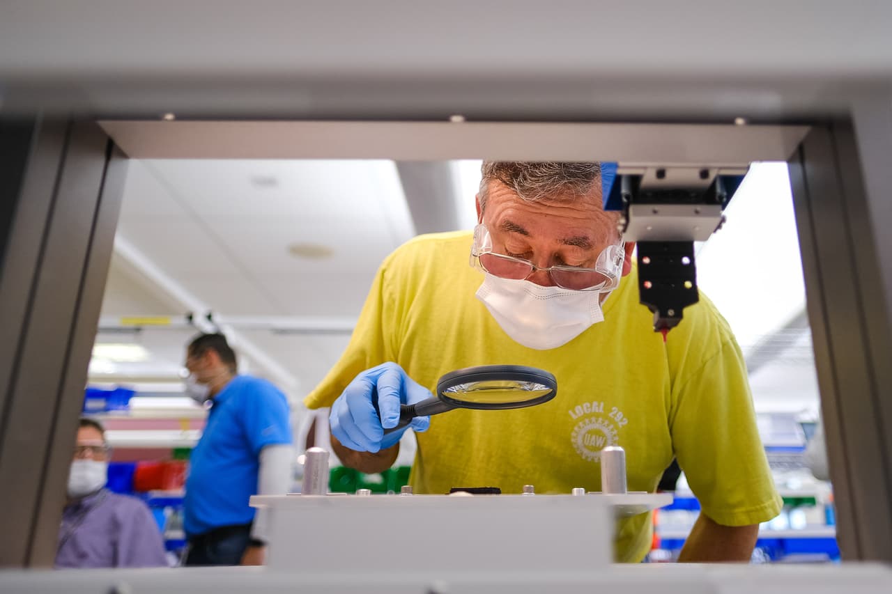 Trabajadores construyen los primeros ventiladores en las instalaciones de fabricación de General Motors en Kokomo, Indiana. GM y Ventec Life Systems se asociaron para la producción de estos equipos en respuesta a la pandemia del coronavirus.
