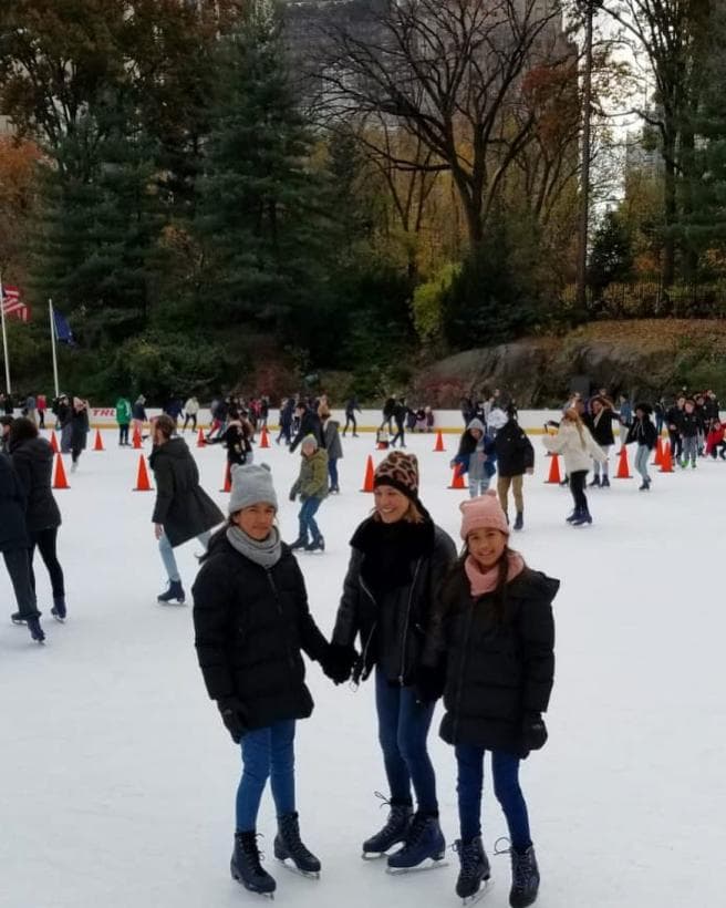 Las aventuras entre madre e hijas son muchas y patinar en la nieve en Nueva York fue una de esas travesías inolvidables.
