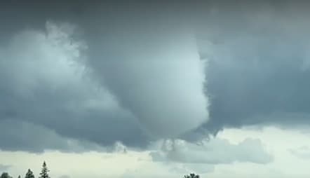 Una nube de embudo en formación, el jueves de esta semana en el área del Valle Central.