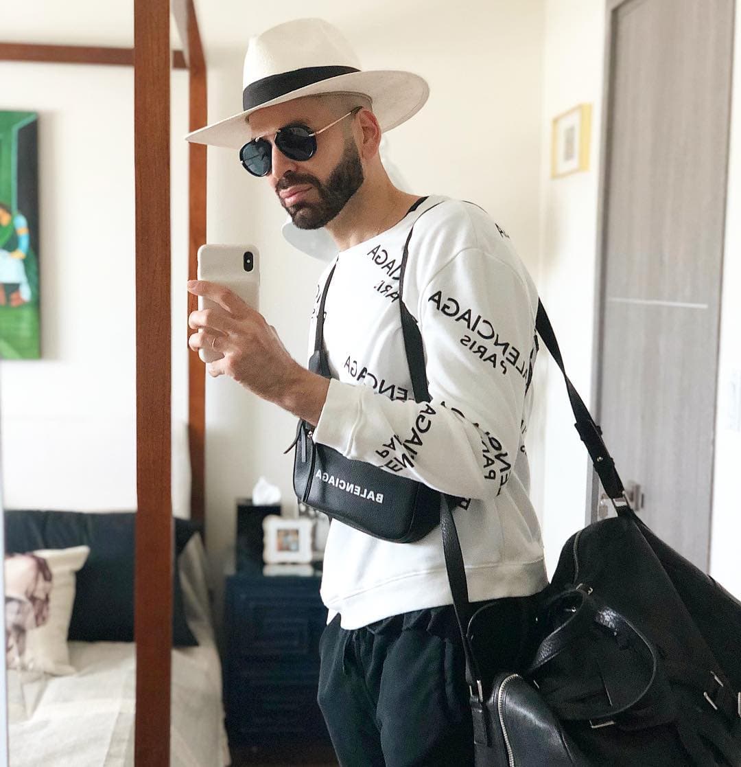 Con esta imagen, compartió el outfit que eligió para emprender la travesía hacia su destino. Incluye accesorios como lentes y sombrero para el sol.