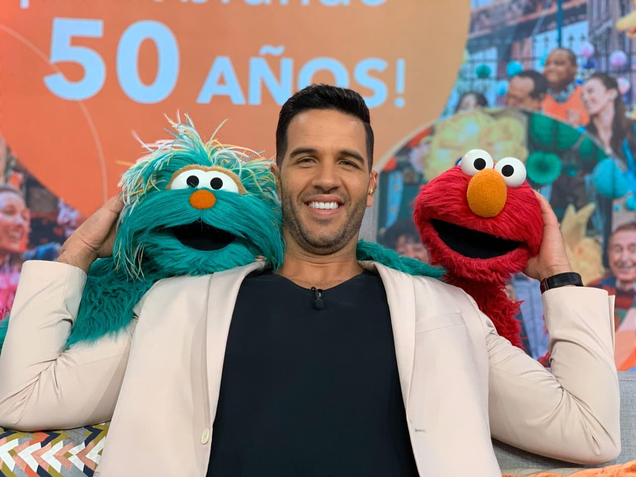 Chef Yisus les pidió una foto a los monstruos más carismáticos de la televisión y posaron con él muy contentos.
