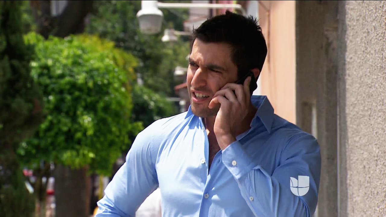 O le das una buena suma de dinero o revela todos tus secretos.